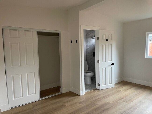 Building Photo - COL4251-53