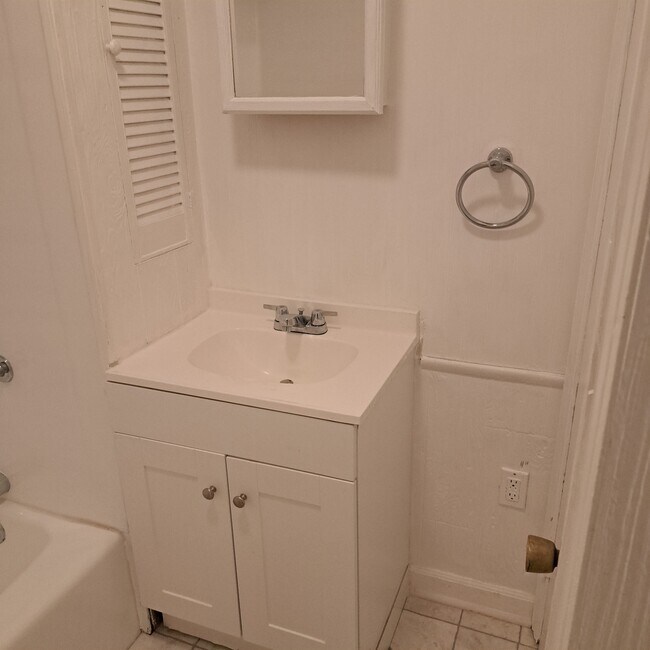 Full Bath - 85 W Hanover Ave
