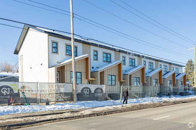 Building Photo - 4507 17 Av SW