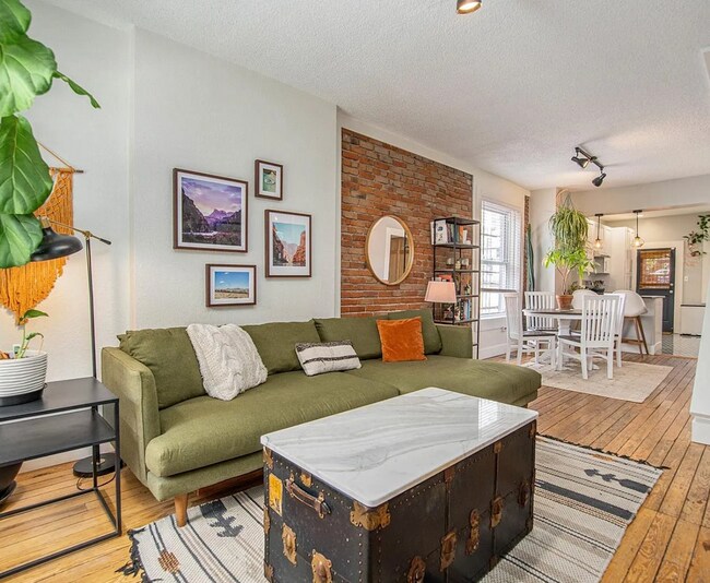 Foto del edificio - 121 E 8th Ave