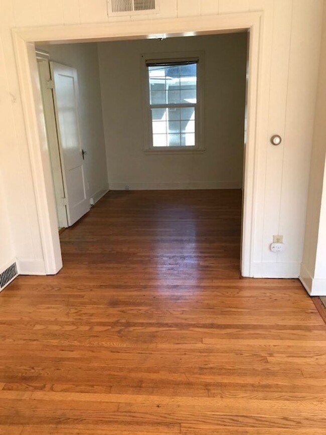 Building Photo - Near Downtown + WWU: 2 bdrm/1 bath house, in-unit laundry