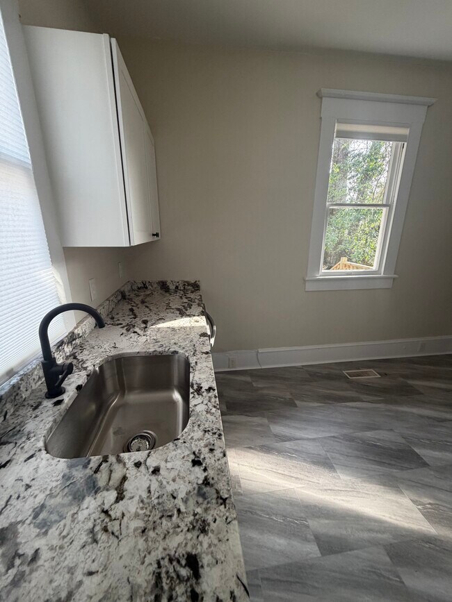 Foto del edificio - 1904 Perry Ave