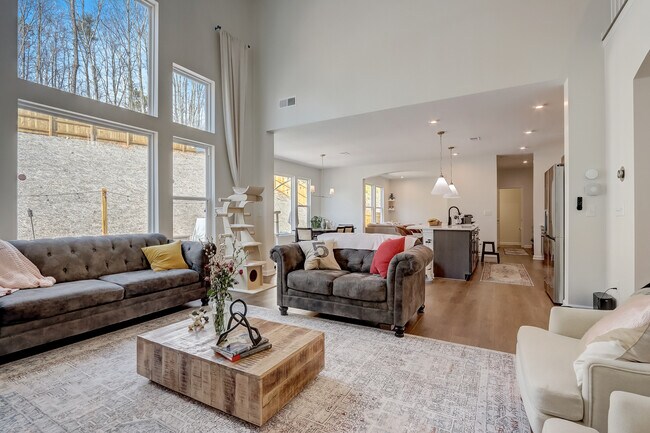 Building Photo - 170 Greenbrier Way