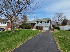 Building Photo - 811 Coppock Ln