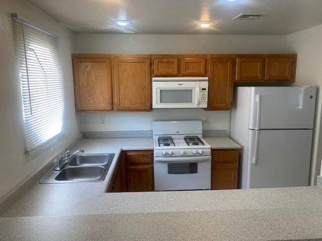 Foto del edificio - GREAT GATED COMMUNITY 2 BEDROOM -2 BATH -LOCATED CENTRALLY!!!