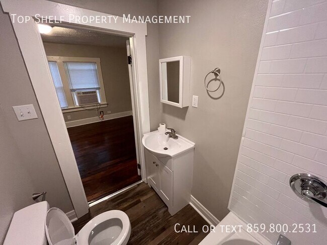 Building Photo - One Bedroom Renovated Duplex!