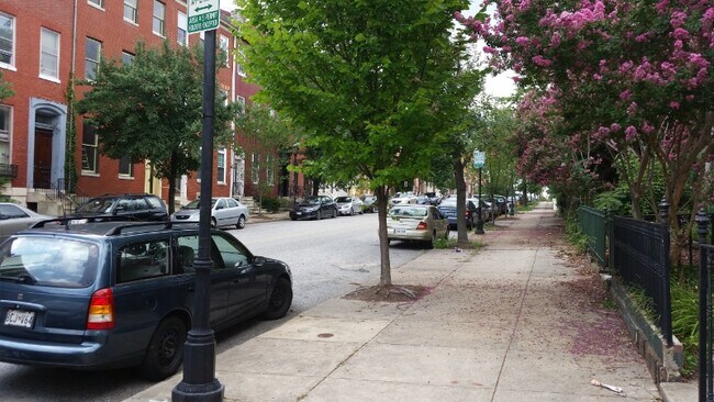 Building Photo - 835 Hollins St