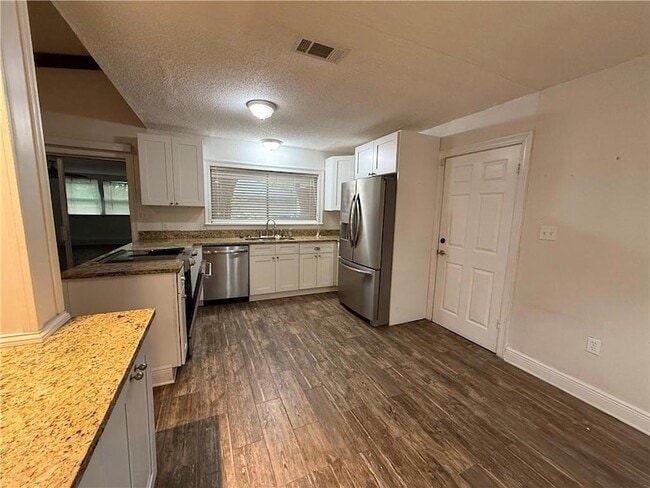 Building Photo - 306 Clover Dr