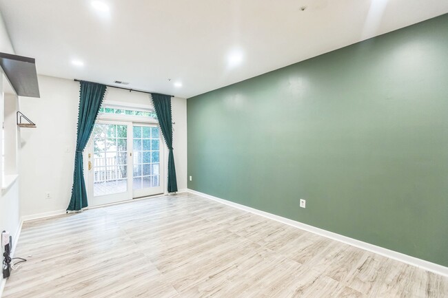 Building Photo - Bright & Spacious 3BR Townhome with Garage...