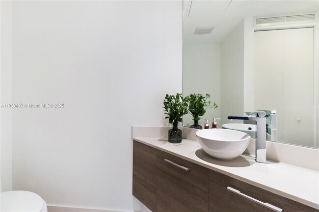 Foto del edificio - 650 NE 32nd St