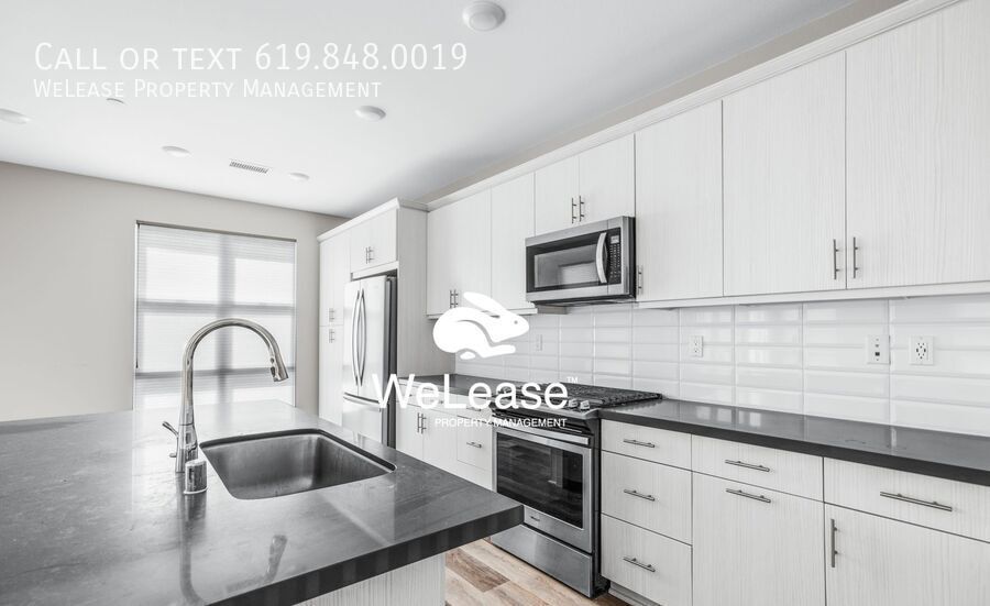 Primary Photo - Beautiful Townhouse at the Top of the Hill...