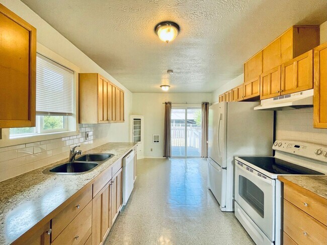 Foto del edificio - Spacious House on Quiet Block with Large Y...