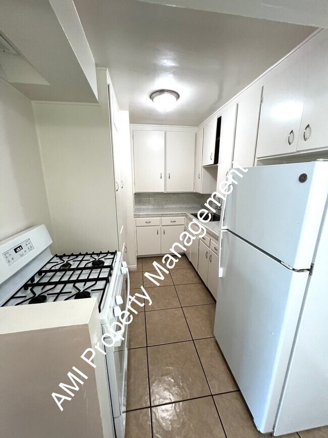 Building Photo - One Bedroom Close to Downtown!!