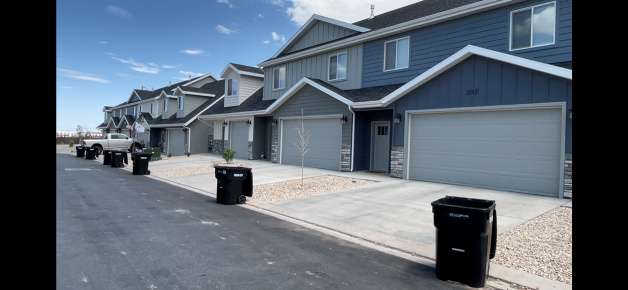 Foto principal - Nearly new Townhome in Cedar City!