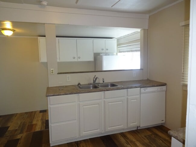 Building Photo - Quaint 2 Bed/ 1 Bath Home In Desirable Springfield !