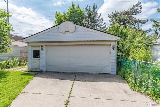 Building Photo - 6115 Yinger Ave
