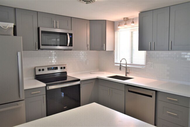 Foto del edificio - Updated Annual 2/1 on Overbrook Rd
