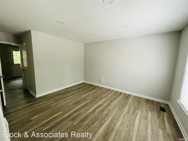 Building Photo - 2 br, 1.5 bath House - 1405 Highview Court...