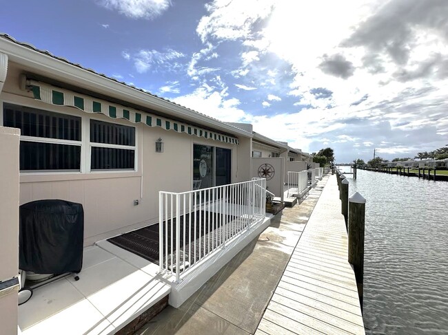 Foto del edificio - 907A Gibbs Rd