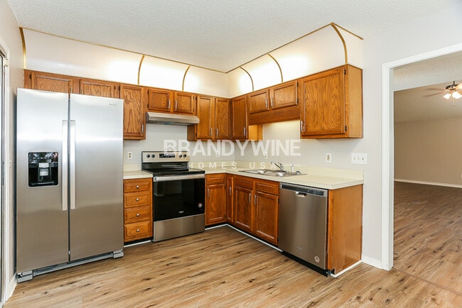 Foto del edificio - LOCK IN the current market rent for 18 MON...