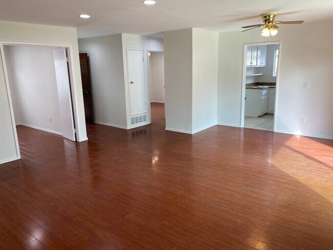 Building Photo - 4 Bedroom 2 Bathroom located in beautiful ...