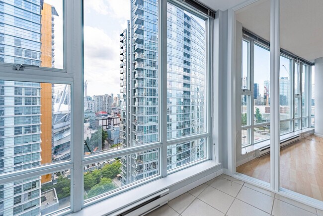 Photo du bâtiment - 131 Regiment Square