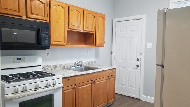 Kitchen - 1016 Princess Ave