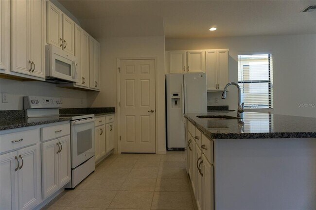 Building Photo - 2311 Victoria Dr