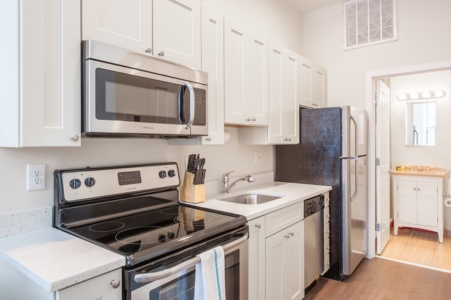 Interior Photo - FiDi at Midtown