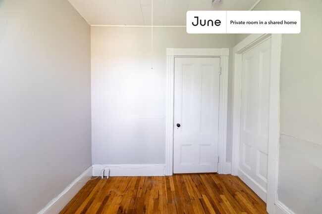 Foto del edificio - Private bedroom in 4 bed/1 bath Home