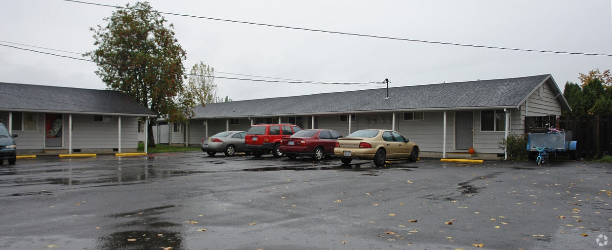 Midland Manor Means Apartments in Cornelius, OR