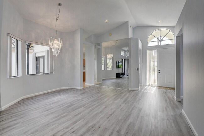 Foto del edificio - 10201 Lexington Lakes Blvd N