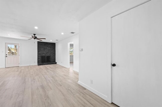 Foto del edificio - 5545 Pine Pl