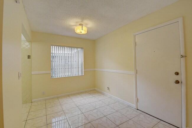 Foto del edificio - 155 Burgundy Ave
