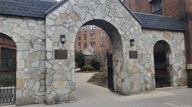 Building Photo - 42-20 Kissena Blvd