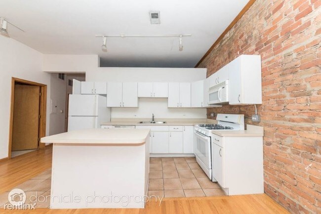 Building Photo - 2 br, 2 bath Condo - 679 N Milwaukee