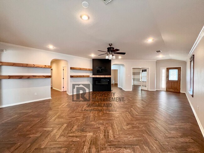 Building Photo - Luxurious One Story Home!