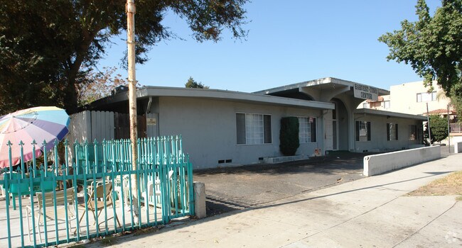 Building Photo - 1577 N Fair Oaks Ave