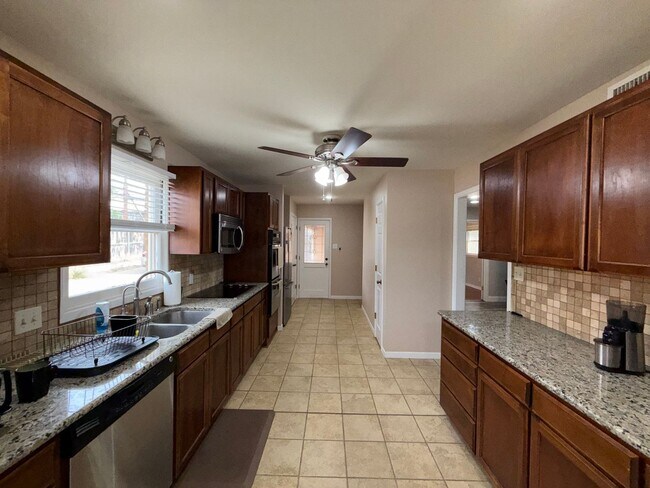 Foto del edificio - Spacious 3 Bedroom 2 Bath home AVAILABLE NOW!
