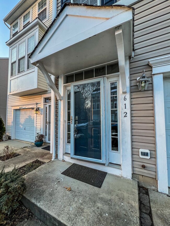 Building Photo - Townhome in Piney Orchard