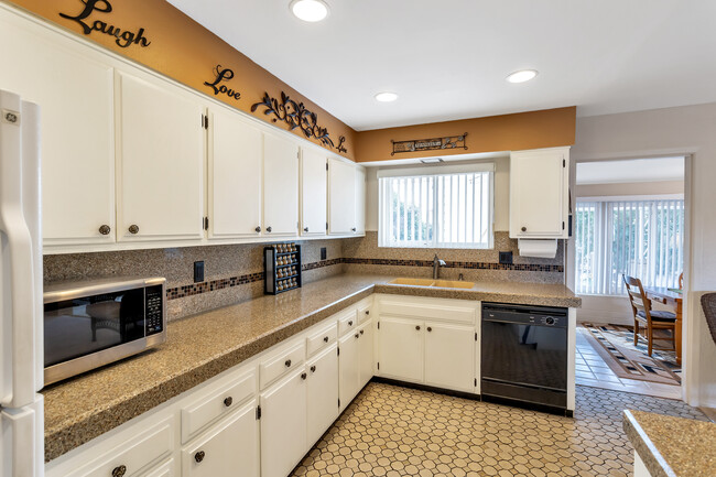 Enjoy granite countertops in your fully stocked kitchen with plenty of like-new dish ware, cookware - 10113 W Pebble Beach Dr