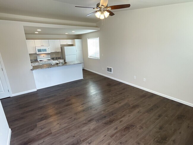 Foto del edificio - 275 Rickenbacker Ave