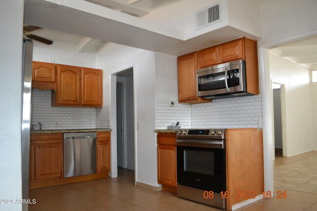 Building Photo - 1877 S Apache Dr