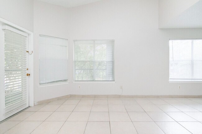 Building Photo - For Rent: 1 Bed / 1 Bath Condo at Regency ...