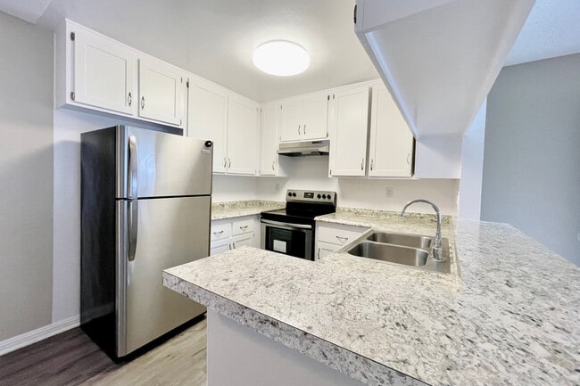 1BD, 1BA - Kitchen - Sycamore Pines Apartments
