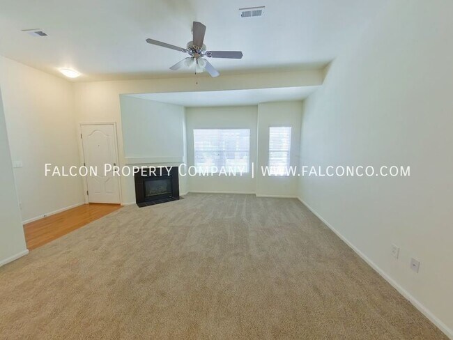 Foto del edificio - 5628 Saint Patrick Vw