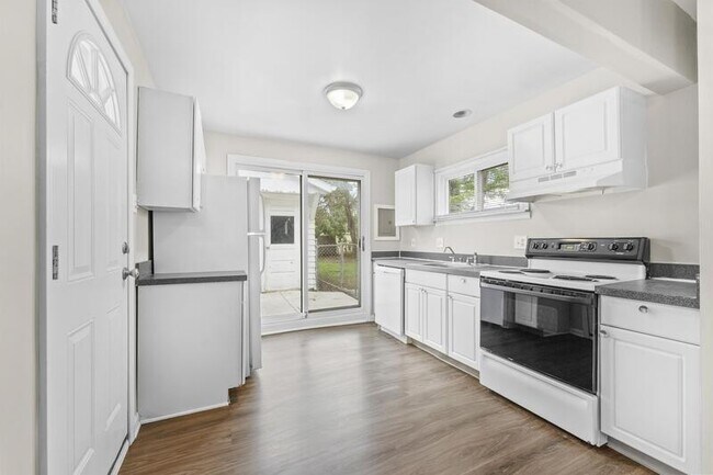 Building Photo - 35630 Glen St