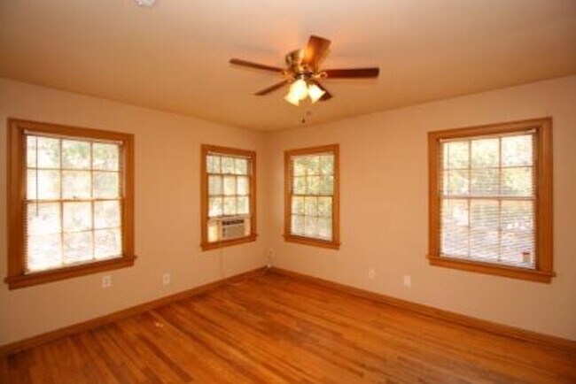 Foto del edificio - FOUR bedroom in Prime Location!