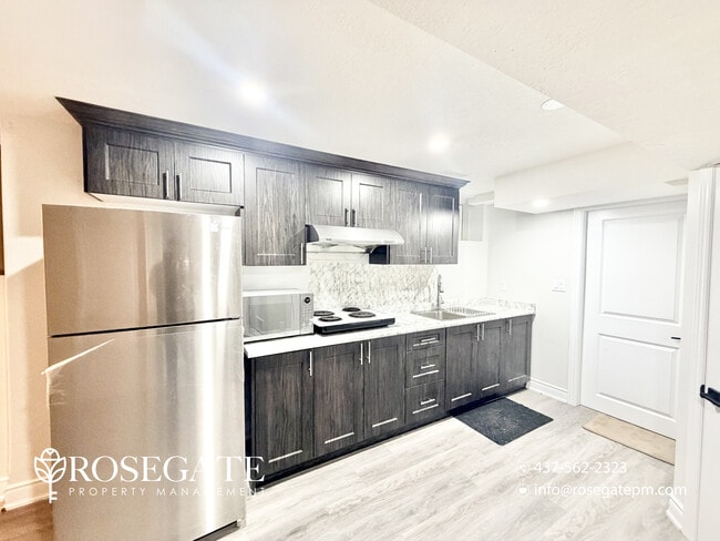 Photo du bâtiment - Spacious 1-Bedroom Basement Apartment with Parking in Waterloo