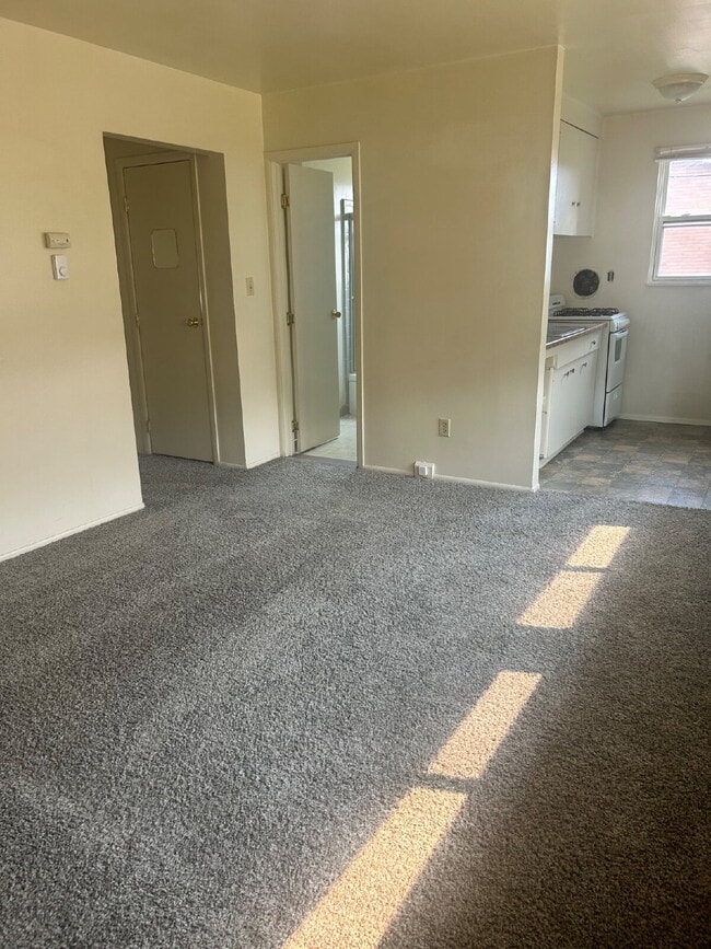 Building Photo - Available now! 2 bedroom, 1 bath apartment...